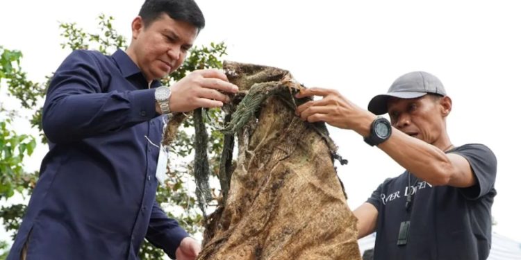 Garuda Indonesia Gelar Aksi Bersih Sungai Ciliwung untuk Peringati Hari Peduli Sampah Nasional