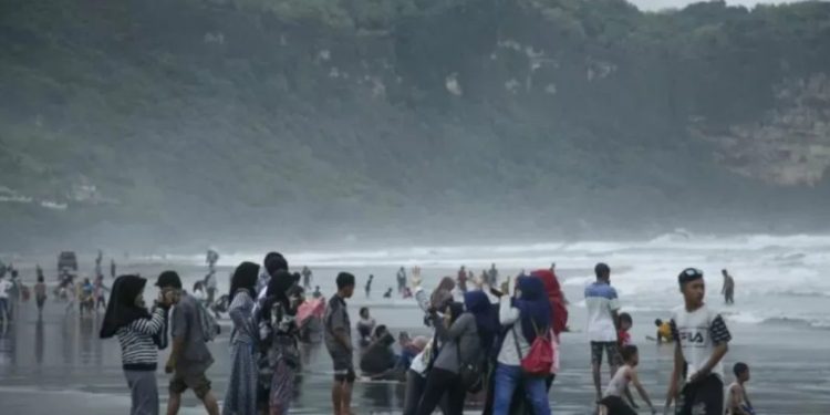 DIY Rencanakan Wajibkan Penggunaan Life Jacket Bagi Wisatawan yang Berenang di Pantai