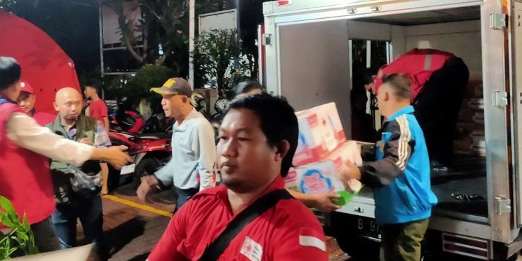 Pemkot Jakarta Barat Salurkan Ribuan Kotak Makanan Siap Saji untuk Korban Banjir