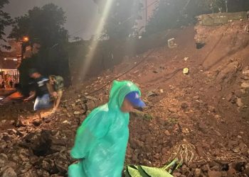 Longsor Terjadi di TPU Samping Kantor Kecamatan Cileunyi, Bandung