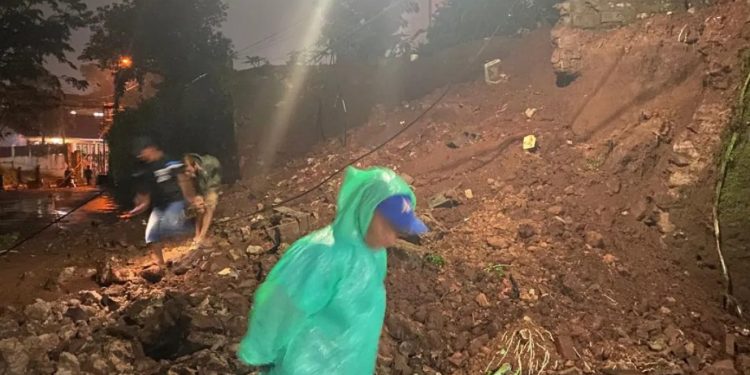 Longsor Terjadi di TPU Samping Kantor Kecamatan Cileunyi, Bandung