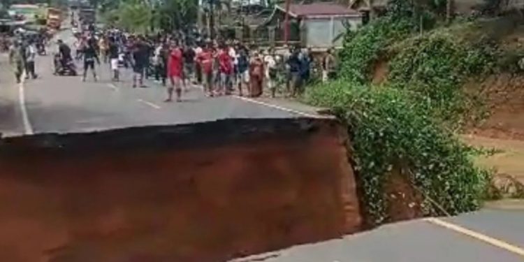 Akses Jalan Lintas Sumatera di Bungo Putus, Pengendara Dilarikan ke Jalur Alternatif