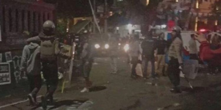 Demo Tolak UU TNI di Malang Berujung Kekerasan, Tim Medis, Jurnalis, dan Pendamping Hukum Jadi Korban