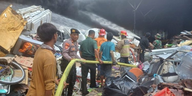 Kebakaran Tempat Pengepul Rosok di Kasihan, Kerugian Diperkirakan Capai Rp550 Juta