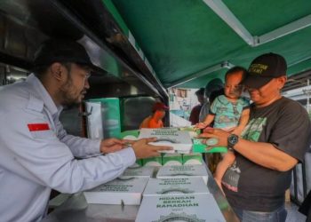 Baznas Bagikan 500 Paket Makanan Buka Puasa untuk Ojol dan Jamaah Masjid di Jakarta Timur