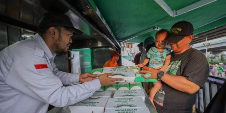 Baznas Bagikan 500 Paket Makanan Buka Puasa untuk Ojol dan Jamaah Masjid di Jakarta Timur