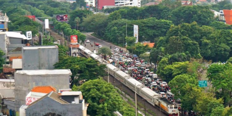 PT KAI Larang Masyarakat “Ngabuburit” di Jalur Kereta Api Selama Ramadhan