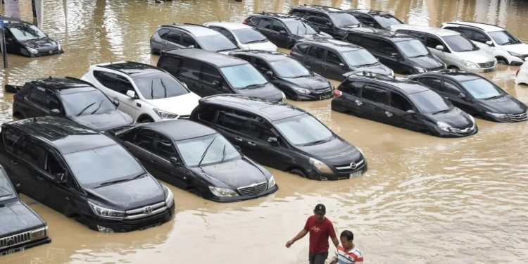 Hal-Hal yang Harus Dihindari Jika Mobil Terkena Banjir
