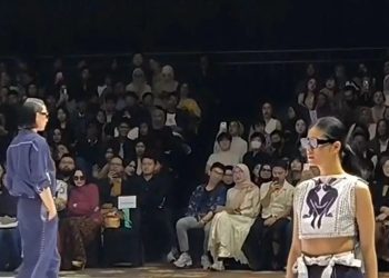 “The Blue Enggang” Tampilkan Warisan Budaya Dayak di Indonesia Fashion Week 2025