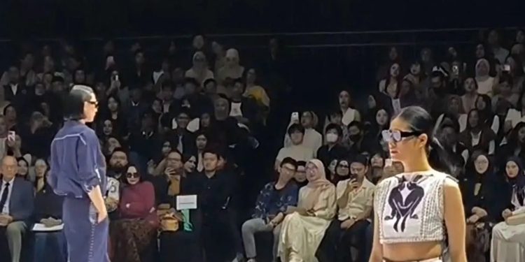 “The Blue Enggang” Tampilkan Warisan Budaya Dayak di Indonesia Fashion Week 2025