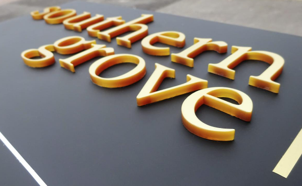 Manfaat Huruf Timbul untuk Identitas Visual Bisnis