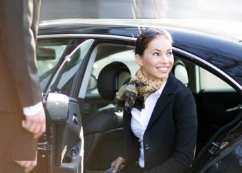 Mengapa Rentcarwithprivatedriver.com Menjadi Pilihan Terbaik untuk Sewa Mobil dengan Sopir